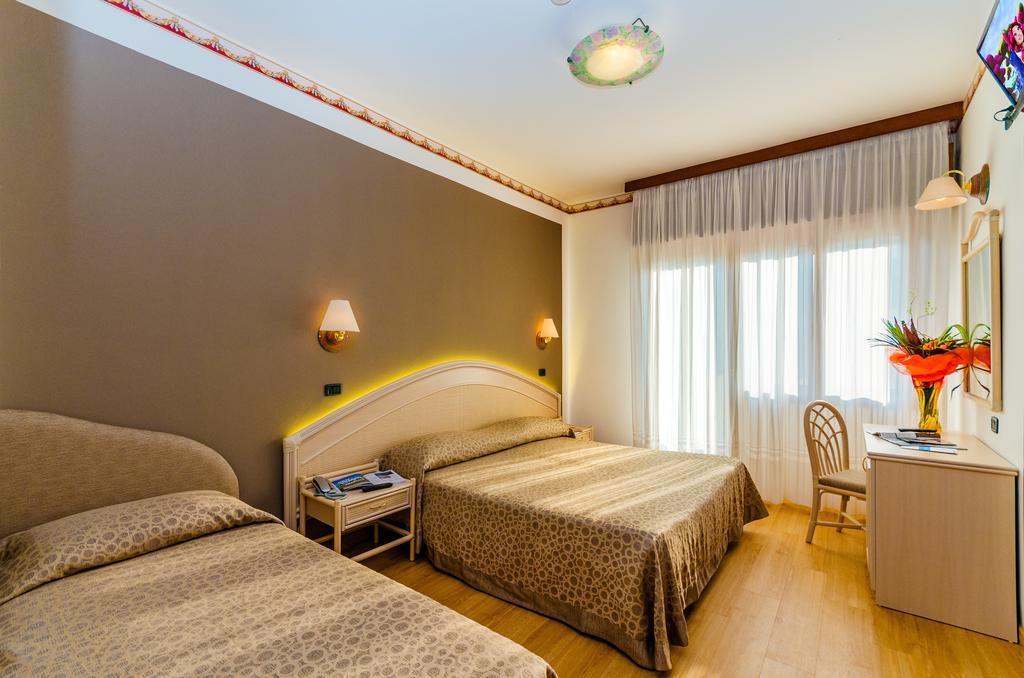 Hotel Europa Бибионе Стая снимка